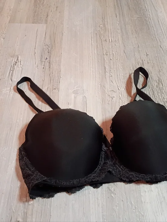 Victoria Secret - Picture 2 of 4